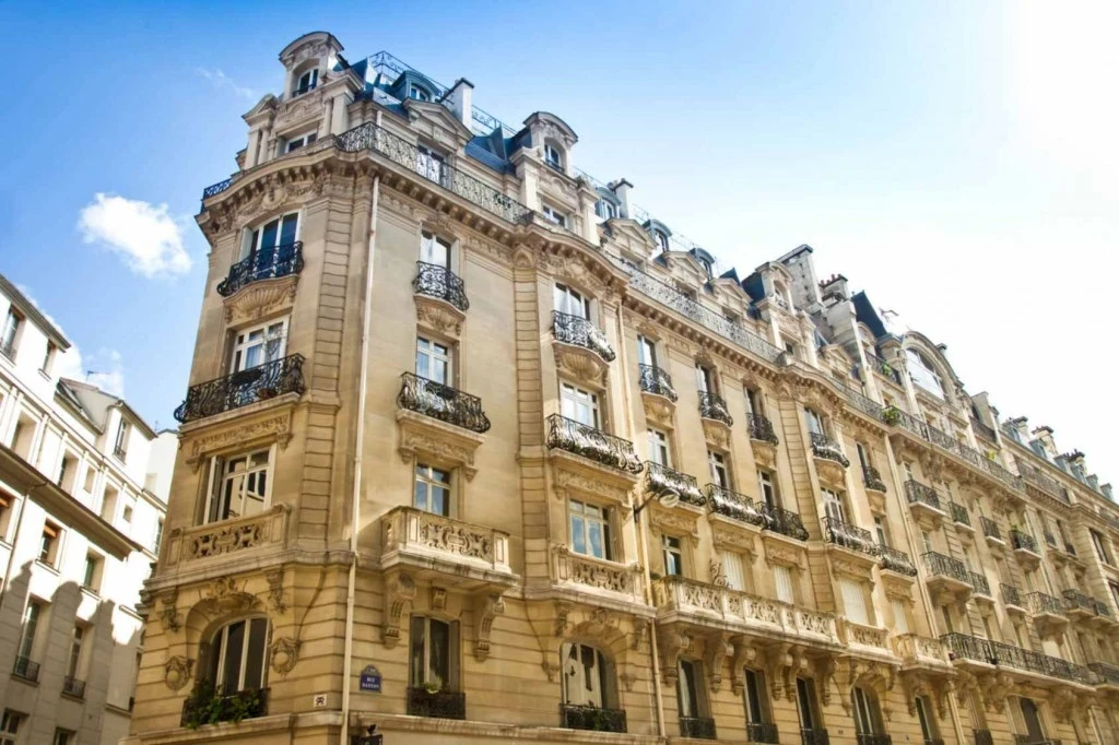 Façade d'un immeuble haussmannien sous un ciel bleu