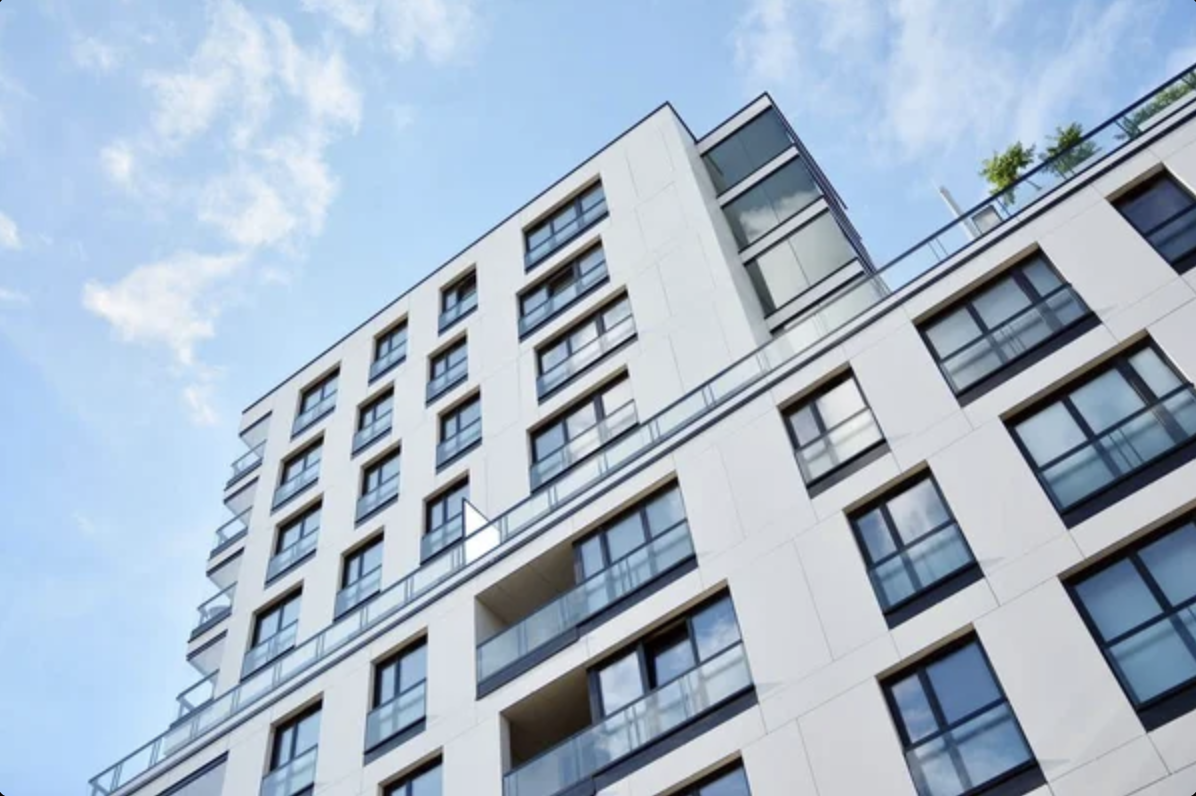 Façade d'un immeuble résidentiel moderne, vue depuis la rue